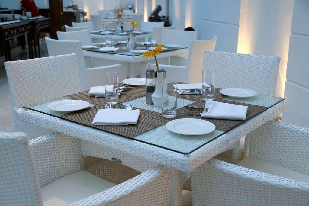 होटल The Lalit Great Eastern 5*